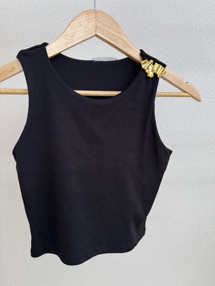 cropped preto com acessório