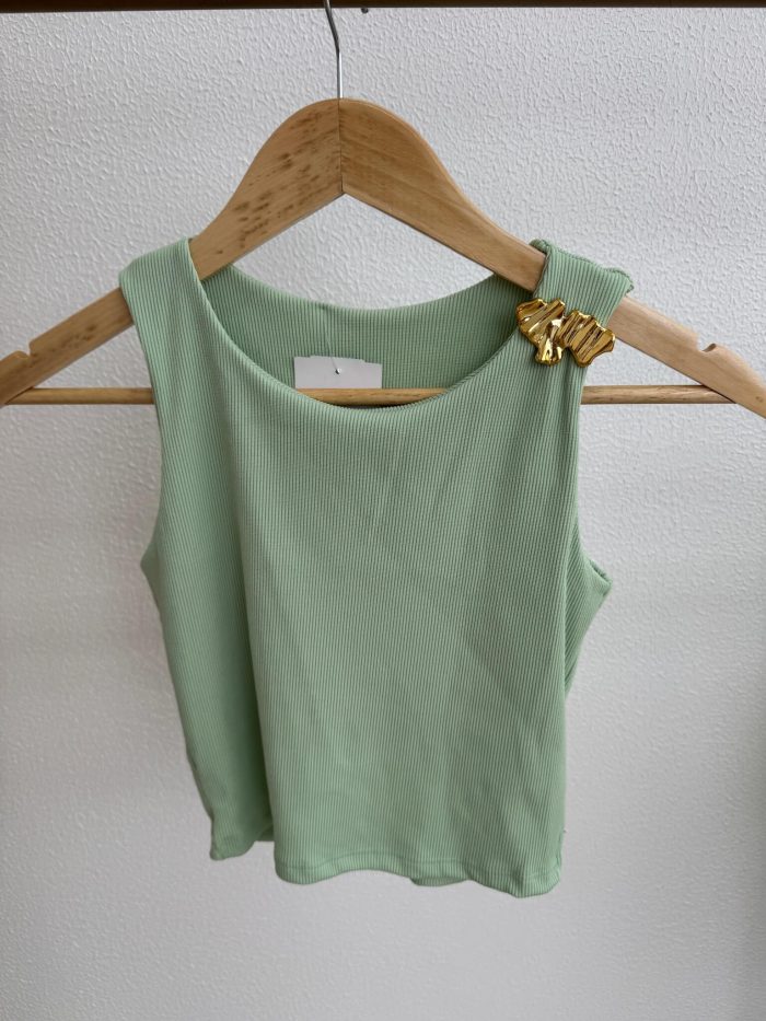 cropped canelado com detalhe em acessório