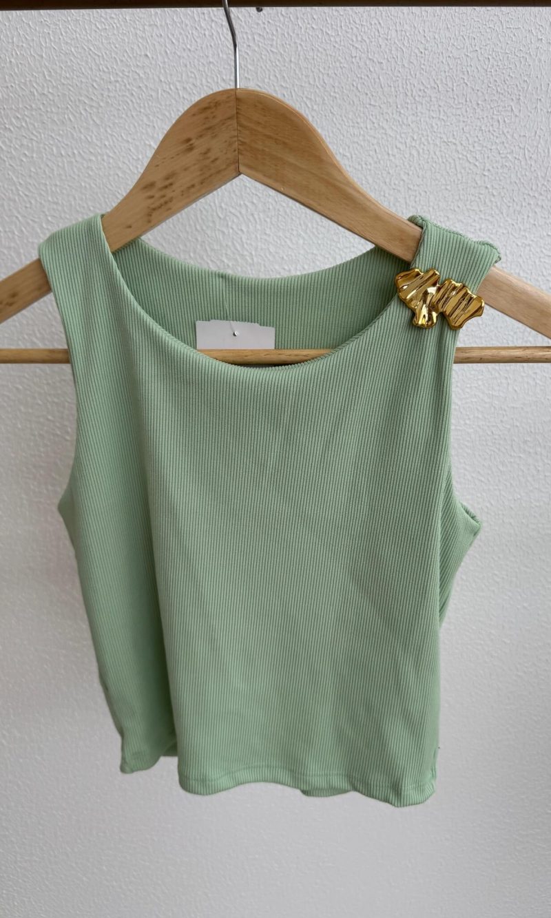 cropped canelado com detalhe em acessório