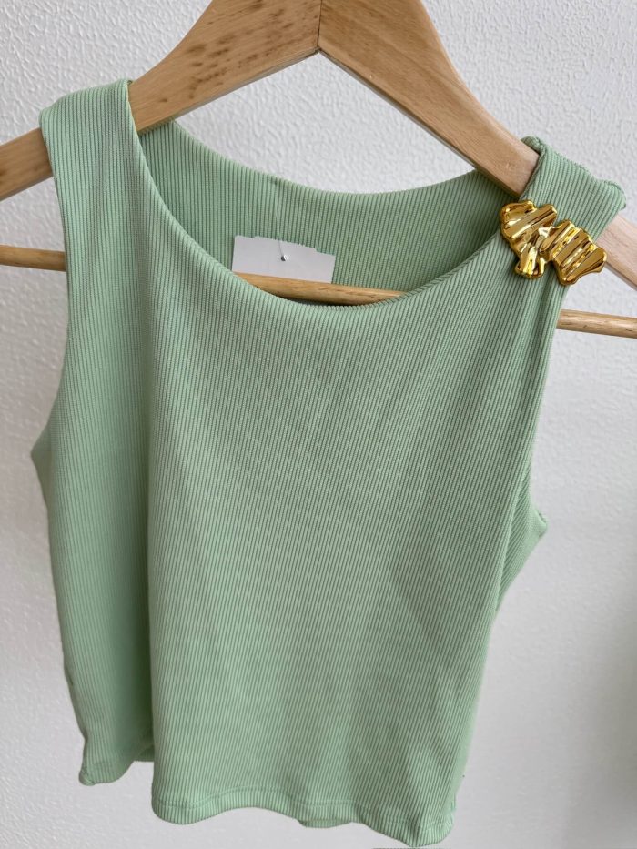 cropped canelado com detalhe em acessório cropped canelado com detalhe em acessório