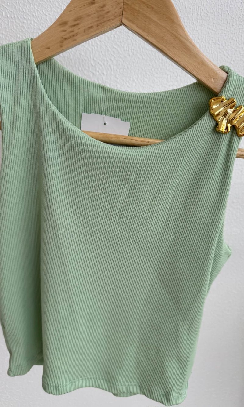 cropped canelado com detalhe em acessório