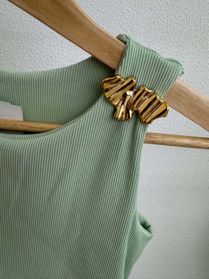 cropped canelado com detalhe em acessório cropped canelado com detalhe em acessório